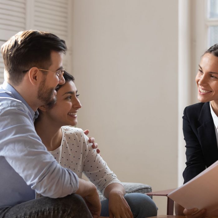 agent immobilier souriant à des clients