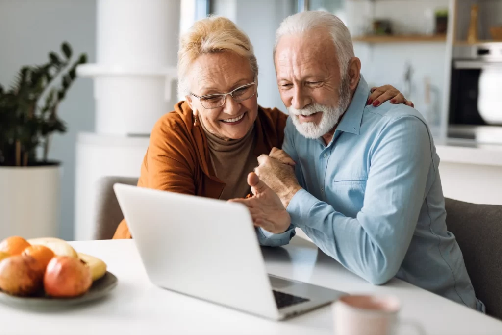 couple de seniors apprenant le fonctionnement du viager