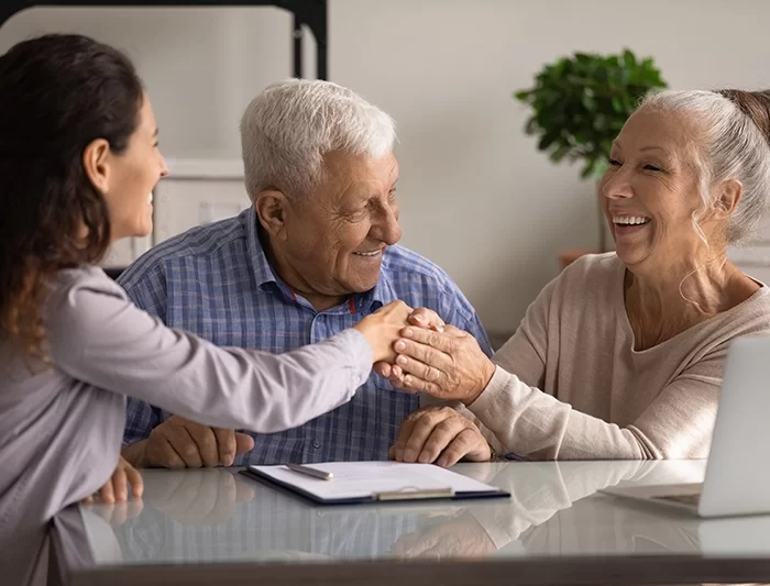 une famille consulte le livre blanc sur le viager