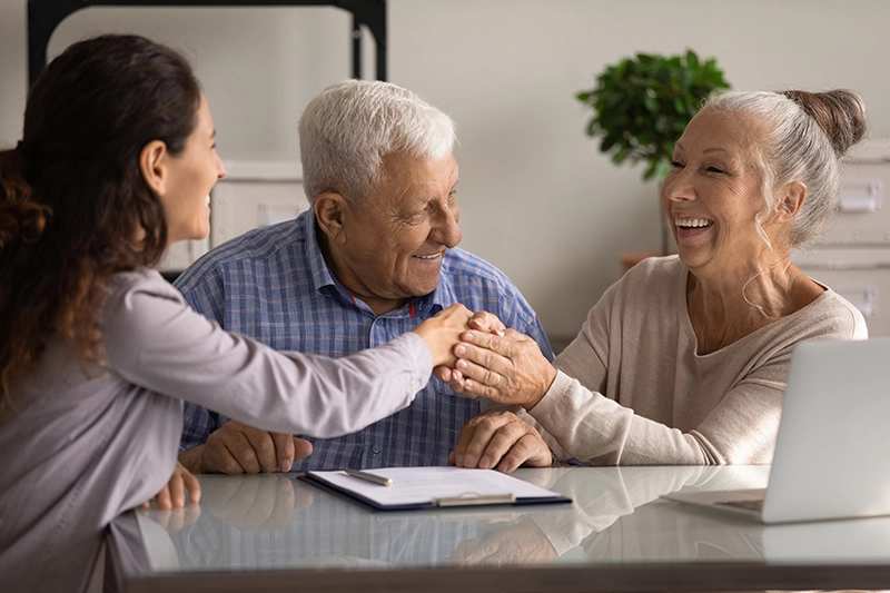 une famille consulte le livre blanc sur le viager