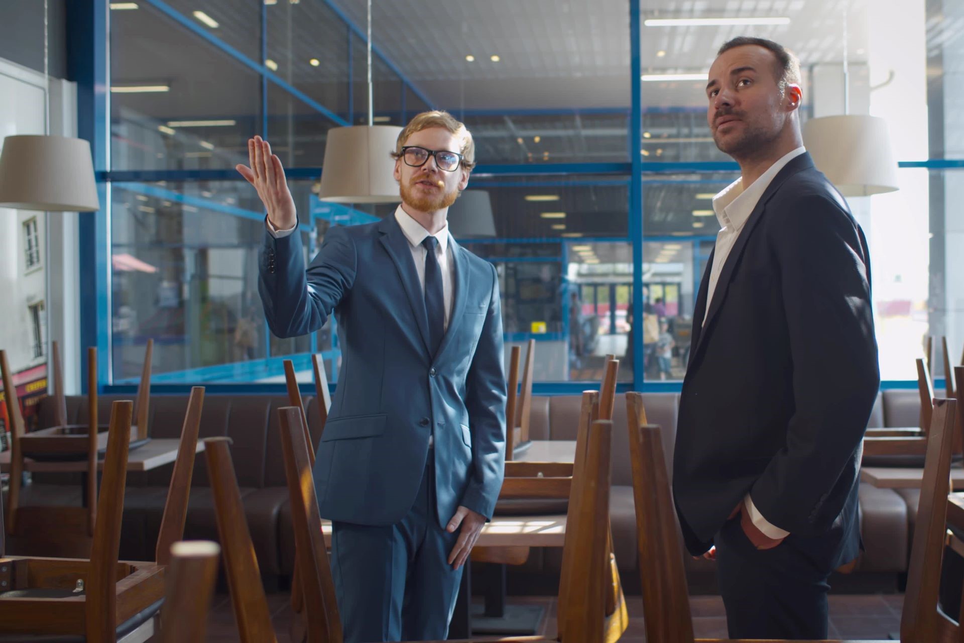 un conseiller en immobilier commercial et son client en visite de locaux professionnels