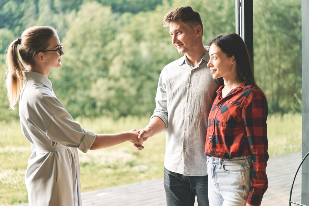 une conseillère en investissement immobilier avec ses clients