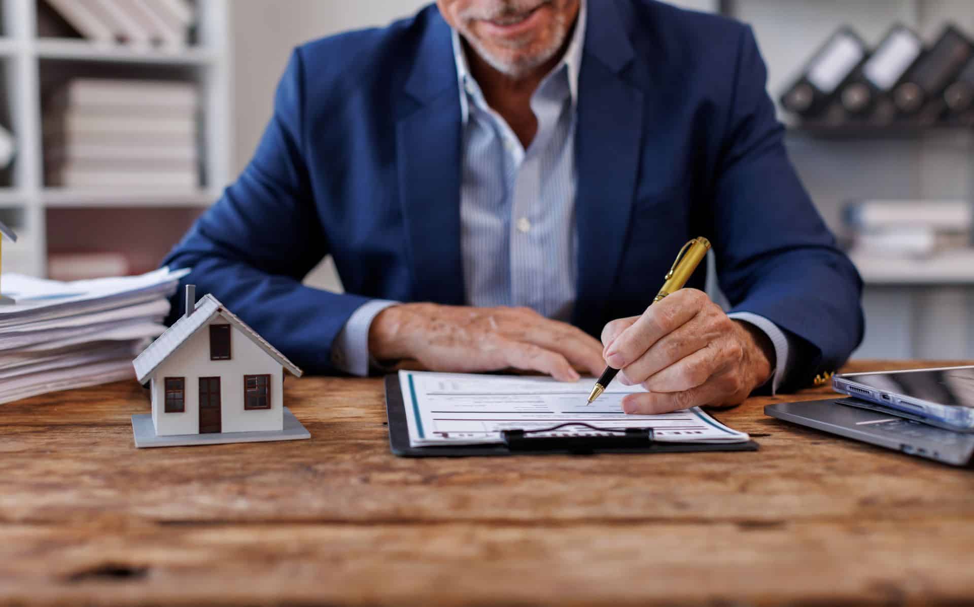 une publicité immobilière montrant un conseiller immobilier en train de signer un mandat